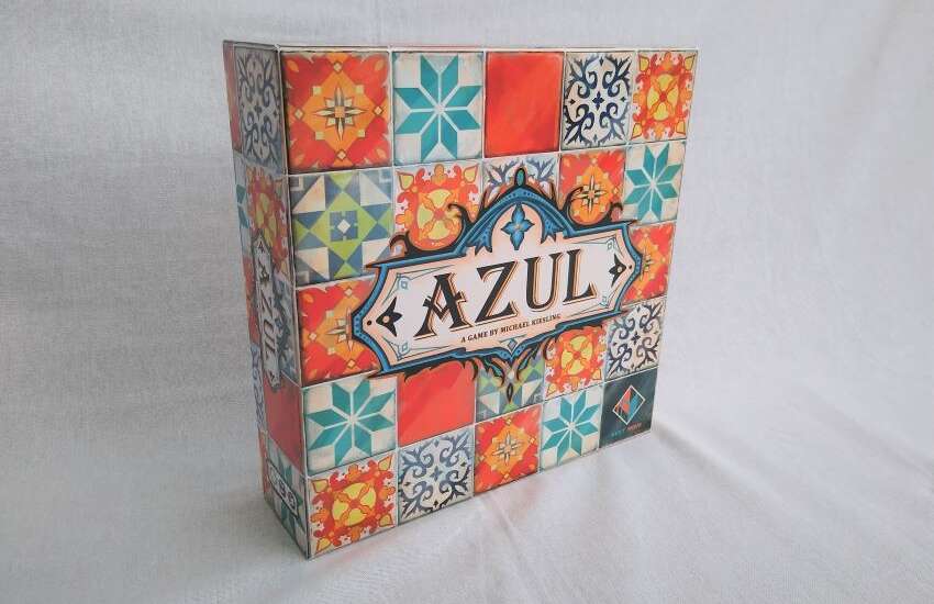 Azul Review - Box feature angled